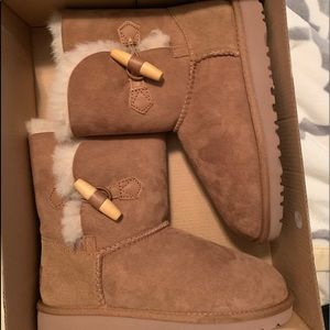 Girls ugg boots.